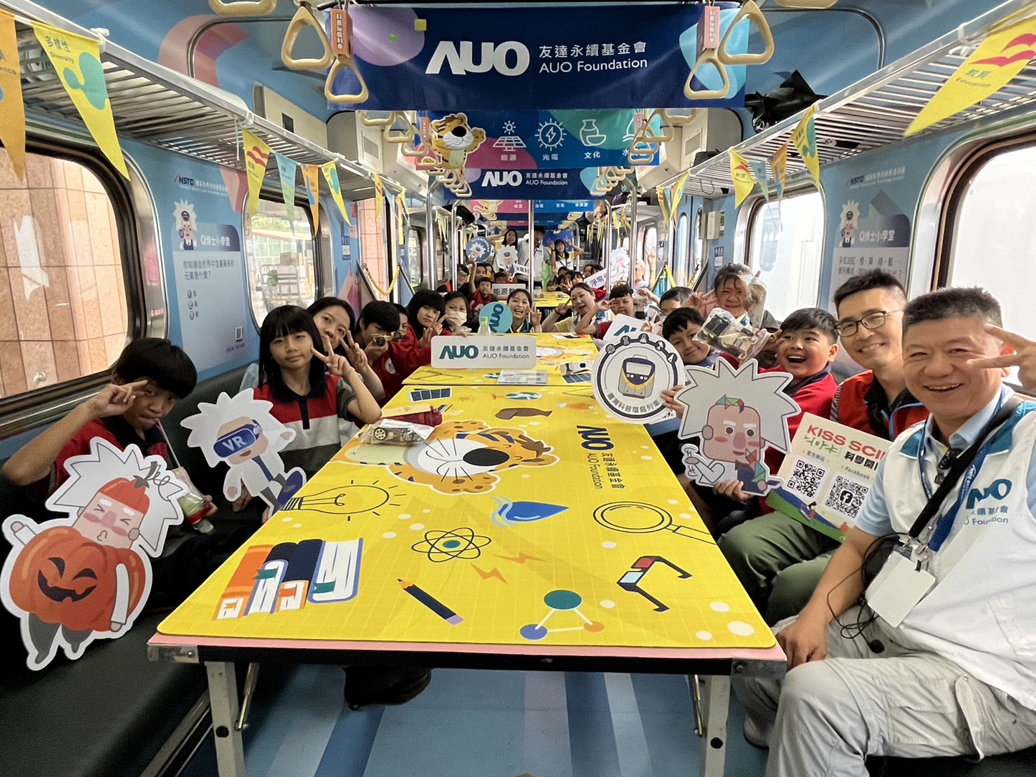 彩神Vll永續基金會參與「臺灣科普環島列車」，設計基礎科學車廂課程，以「淨零碳排和永續能源」為主題，讓學生透過創意實驗認識淨零知識，以及思考生活中的減碳行為