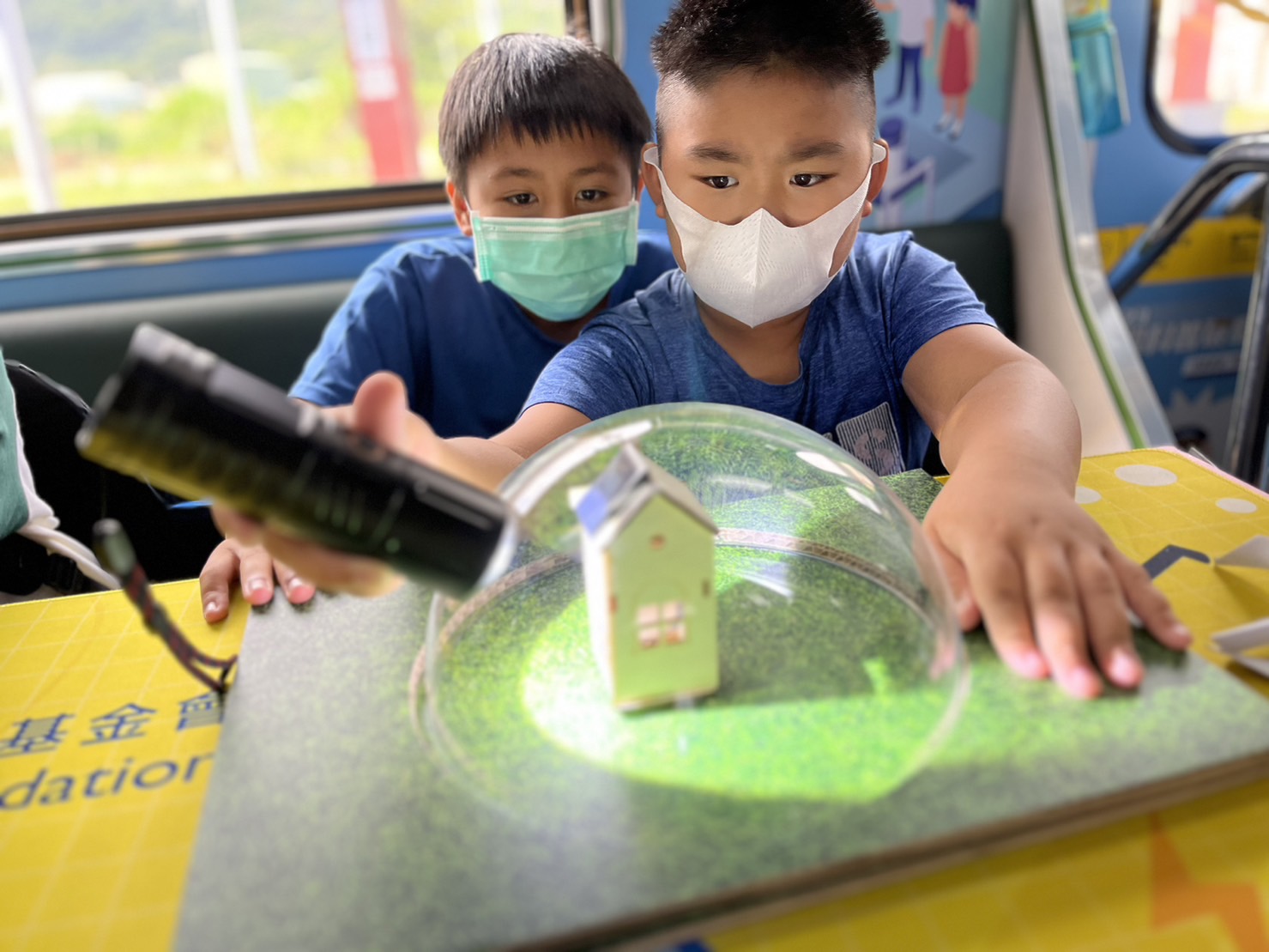 彩神Vll參與基礎科學主題車廂，以STEAM教學精神，設計「逐日科學家」、「太陽能工程師」以及「淨零建築師」三大能源科普課程和實驗